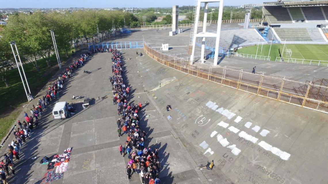 Imagen La fila de los hinchas de River, en busca de una platea
