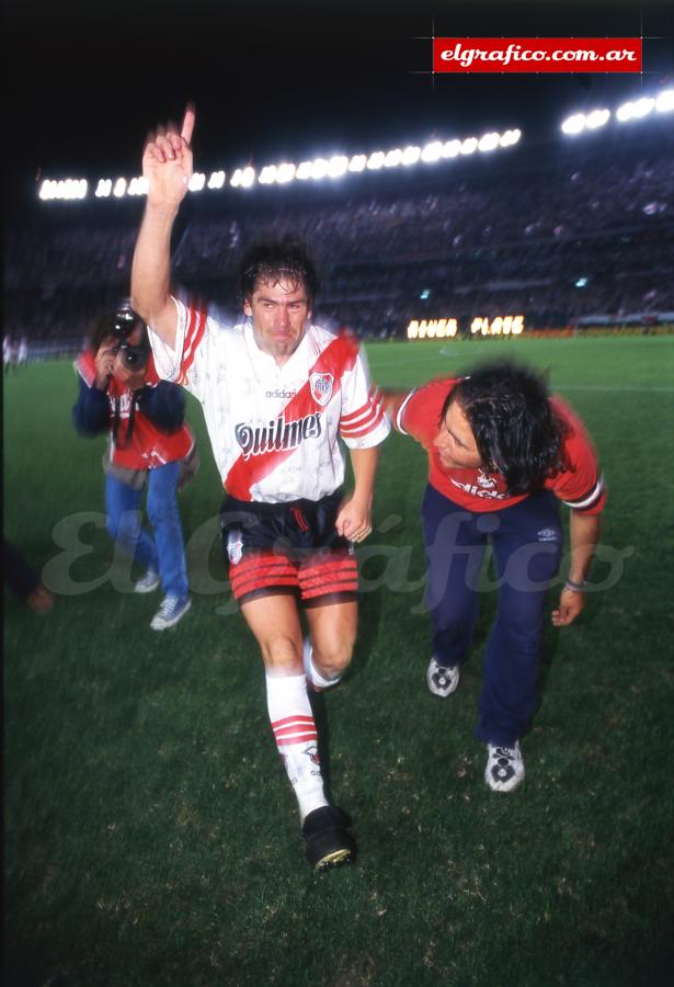 Imagen 1997. Salas, el ídolo millonario, festeja uno de sus dos goles en la final de la Supercopa.