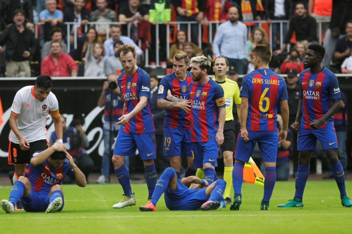 Imagen Messi, enojado tras el botellazo que recibió Neymar