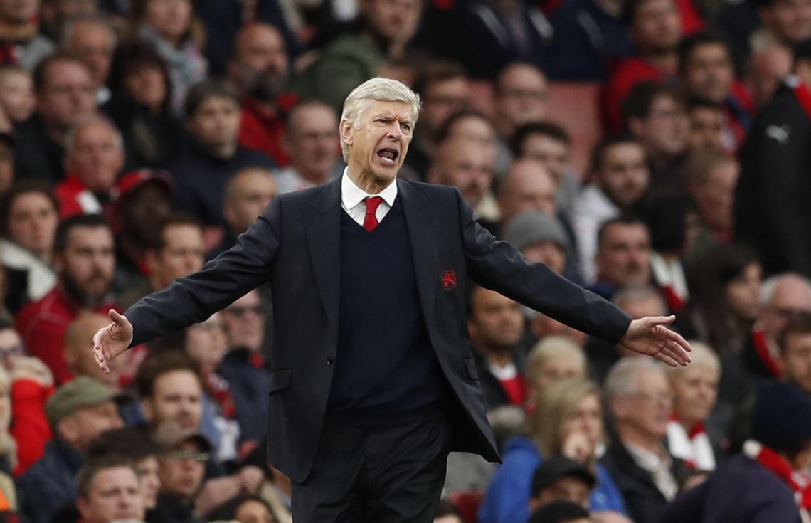 Imagen Lapsus. Wenger aprovechó la conferencia de prensa para felicitar Mesut Özil por su nominación, aunque éste no fue incluido en la lista de 30 aspirantes elaborada por la revista France Football.