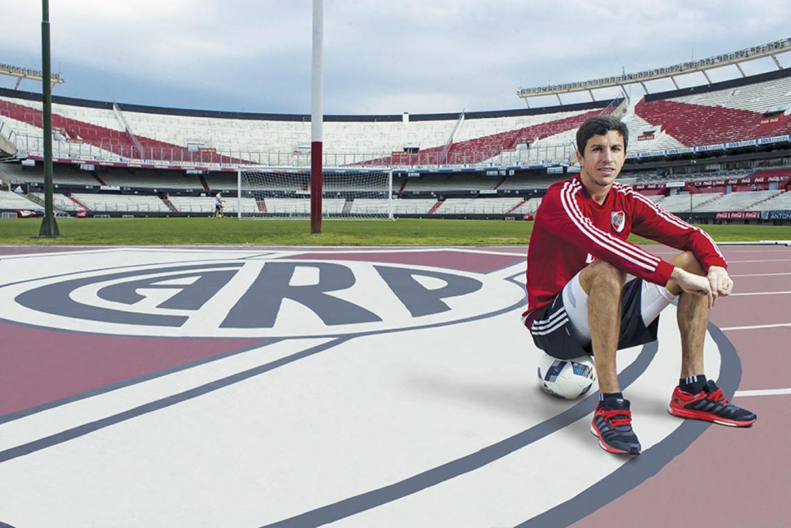 Nacho, en el Monumental, con la pelota, de la que no se despegaba ni un segundo en su pueblo.