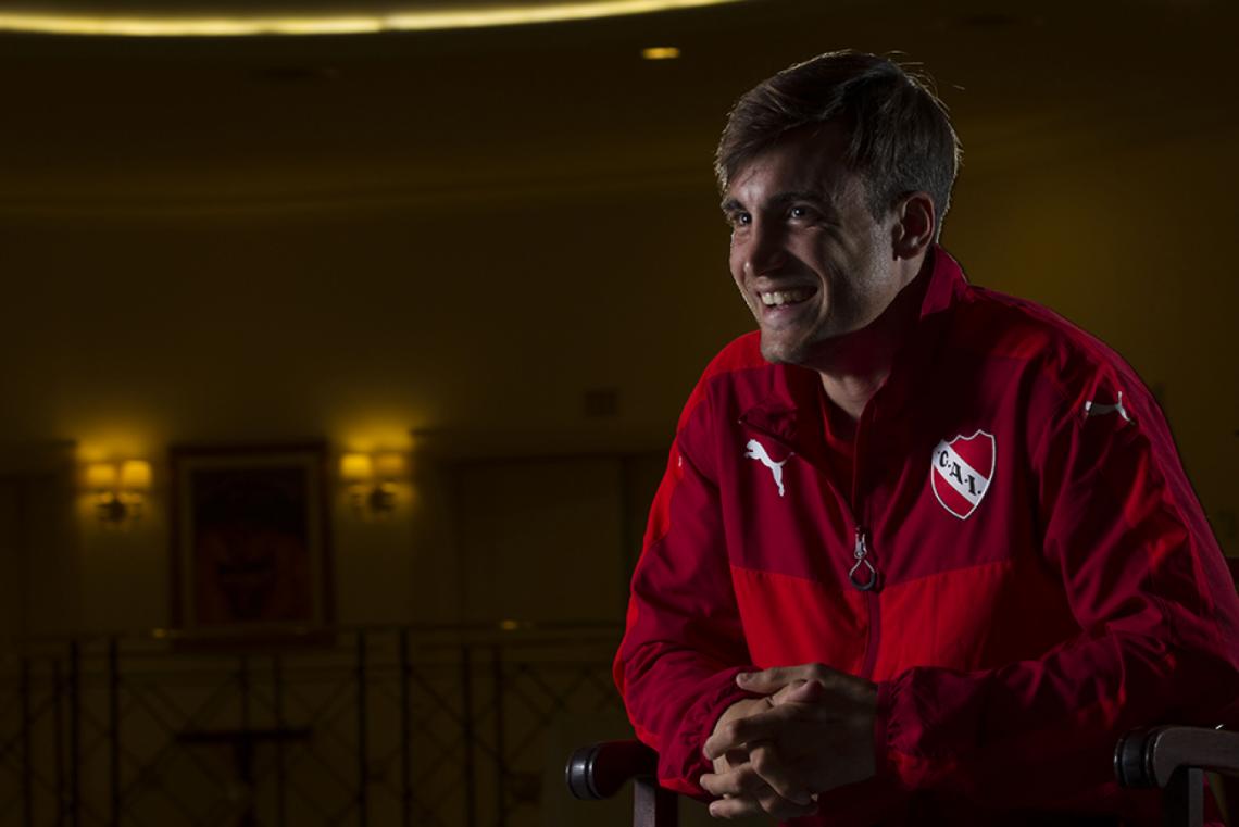 Figura roja. Defiende y ataca bien. Hace un año y ocho meses, juega en Independiente. Tiene proyección.