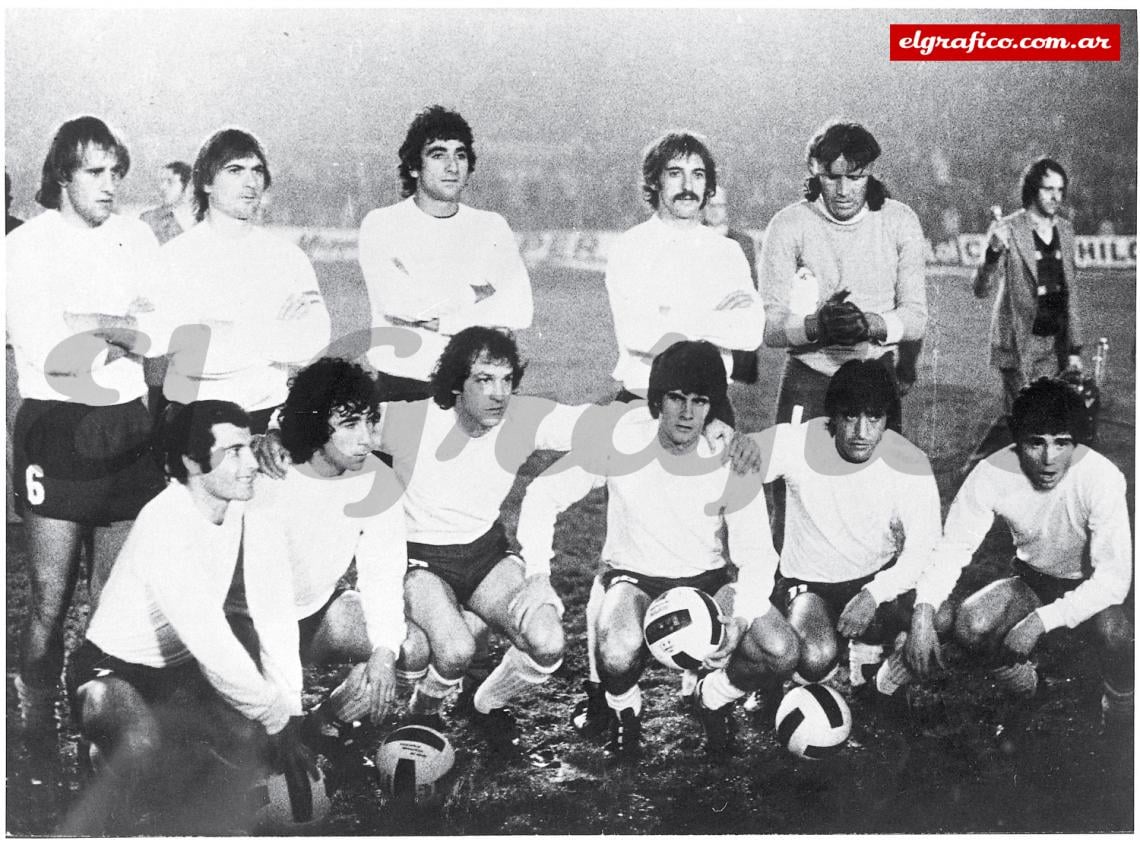 Arriba: Mouzo, Suñé, Tesare, Pernía y Gatti. Abajo: Mastrángelo, Benítez, Veglio, Zanabria, Felman y Tarantini. La formación titular posando antes del partido.
