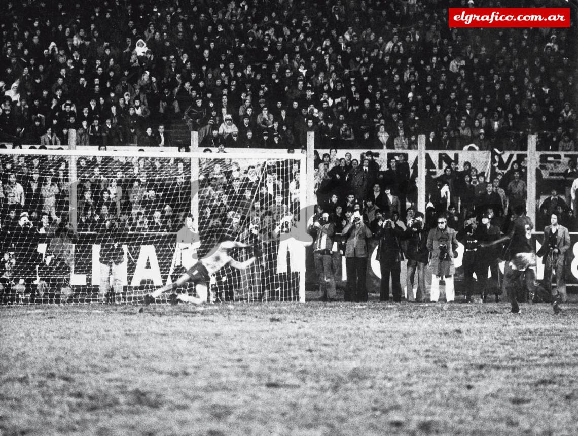 La atajada que vale una Copa. El “Loco” tapa el disparo de Vanderley y Boca es campeón.