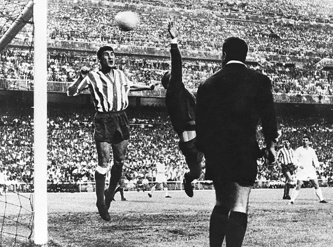 Imagen Salvando un gol ante el Real Madrid en el Bernabéu. Aquel Atlético de Madrid hizo historia al ganarle al Real Madrid quíntuple campeón de Europa dos finales consecutivas de Copa del Rey, y en la cancha del Madrid.