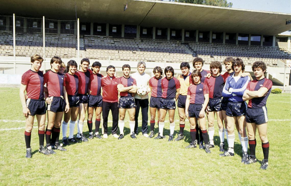 Imagen En su tarea en Newell´s, formando con Sensini, Zamora, Theiler, Scoponi y Dezotti, entre otros.