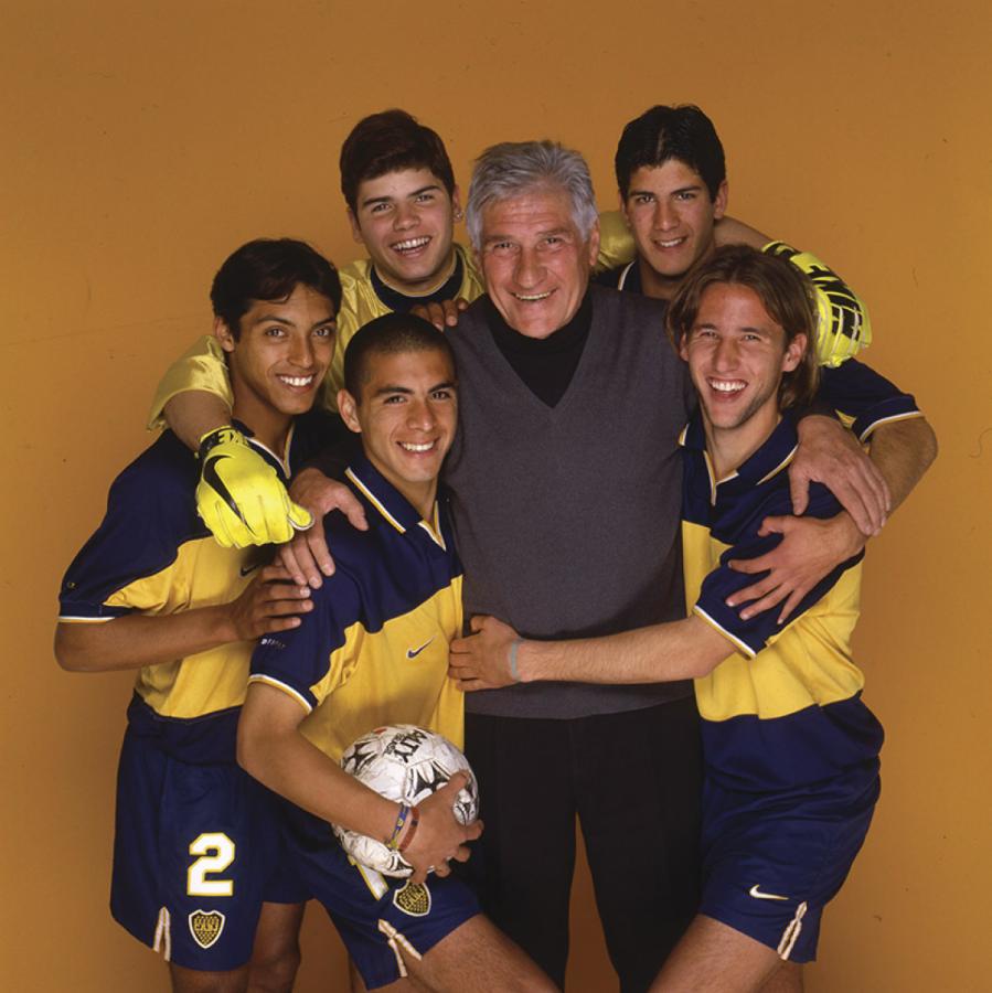 Imagen Una tapa de 1998, en su ciclo como coordinador de Boca Juniors, con los mejores valores de cada división, entre ellos Omar Pérez (con la pelota).