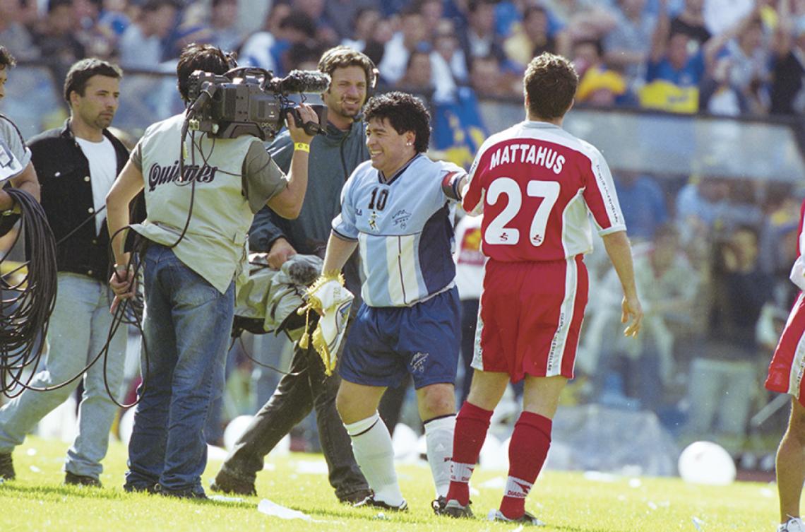 Imagen Con Maradona cimentaron una amistad. Lo siguió en las finales de 1986 y 1990. Diego lo invitó a su partido homenaje. Y Matthäus también.