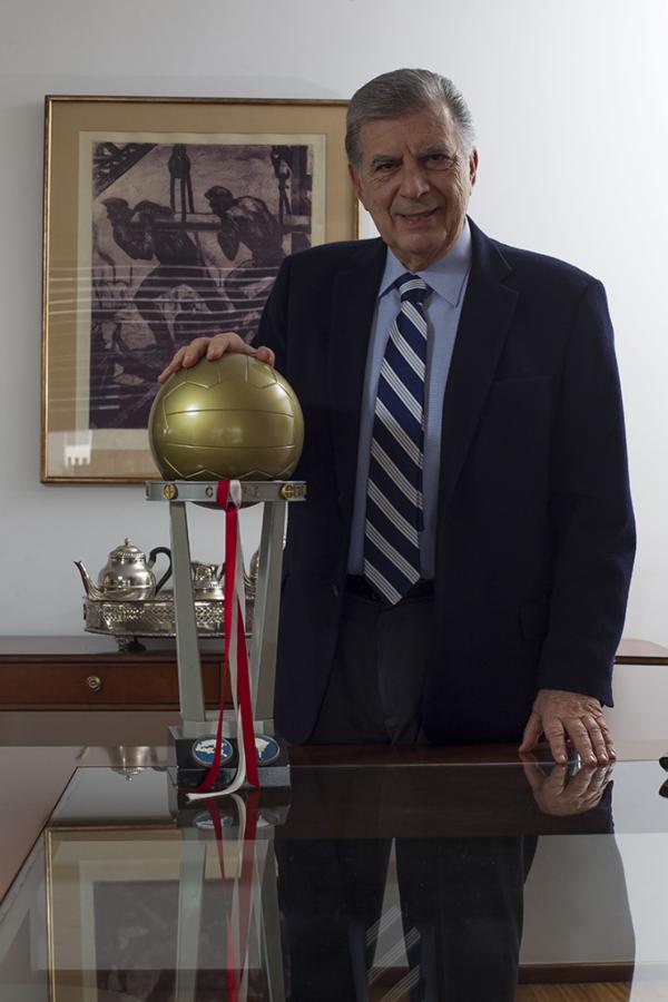 Imagen En su casa, con la réplica de la Copa Intercontinental, la única que ganó River en su historia.