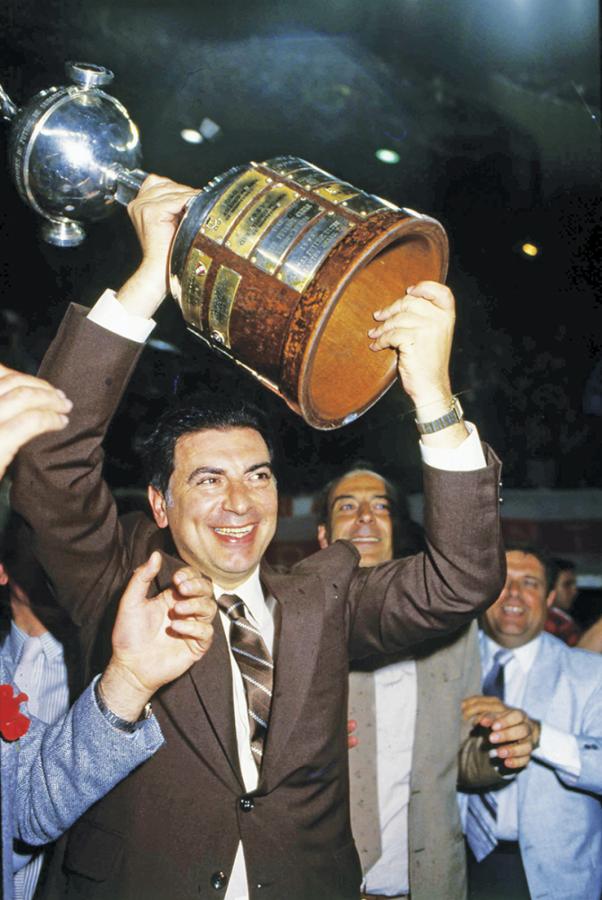 Levantando la Libertadores, la primera en la historia del club.