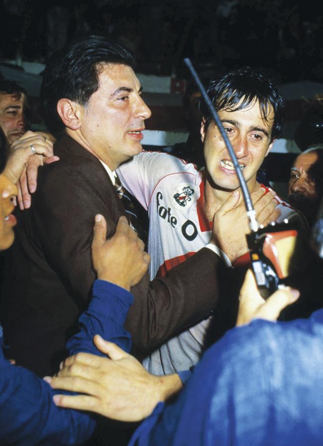 Imagen Abrazando al Beto Alonso, a quien trajo de regreso al club, en la noche histórica del 29 de octubre de 1986.