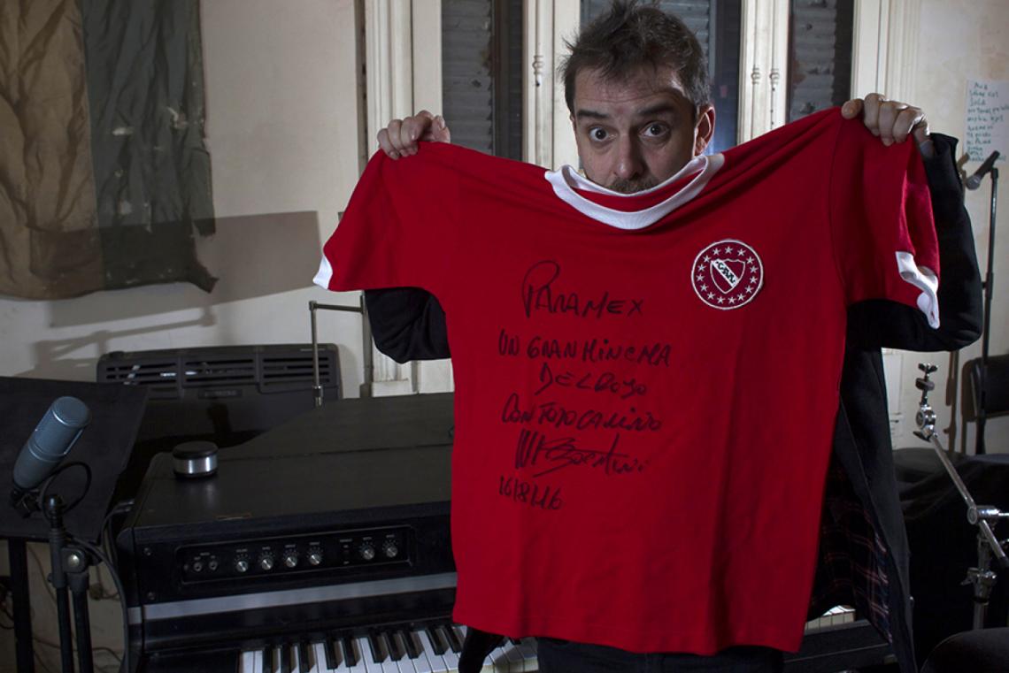 Imagen Mex y un tesoro: la camiseta del Rojo dedicada por Bochini, su héroe.