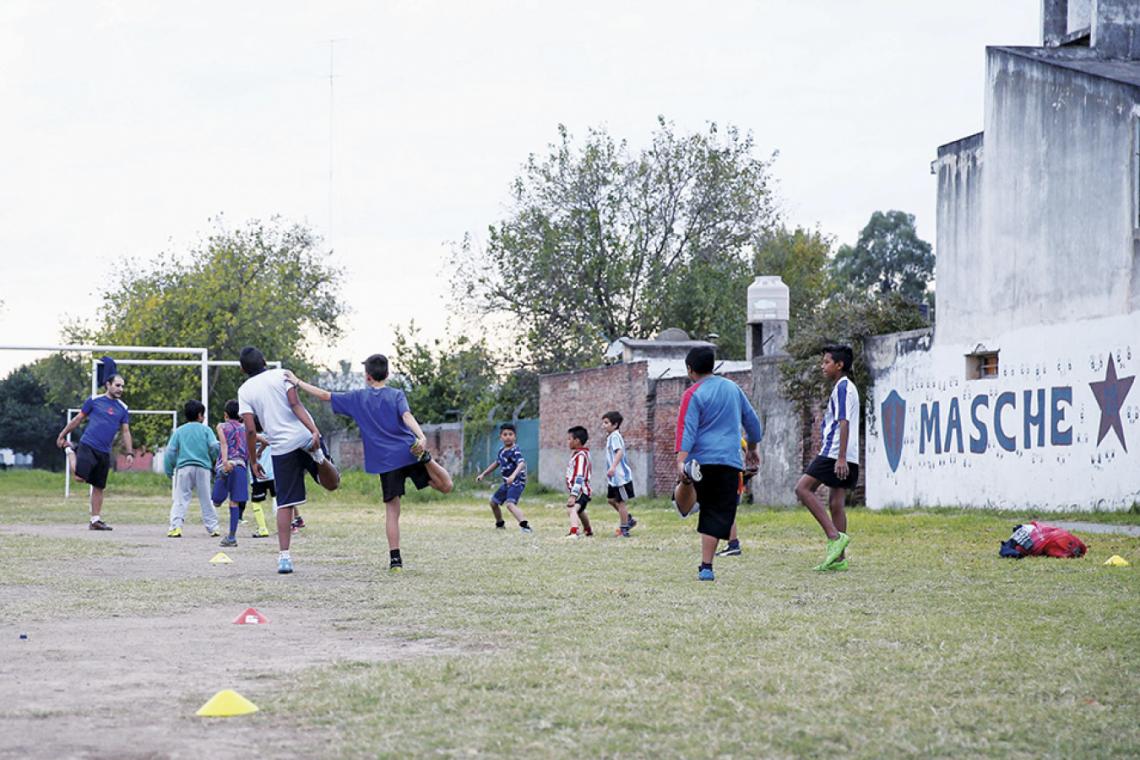 Imagen Dirigidos por Martín Pozzo y Darío Lescano, los chicos entrenan martes y jueves. Los partidos se juegan los sábados.