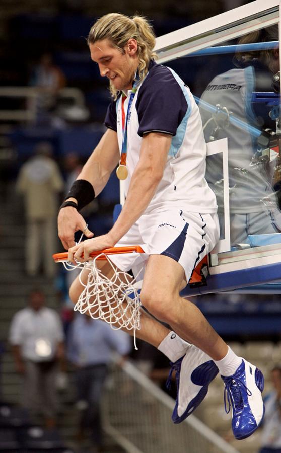 Imagen Momento único: corta la red con la medalla dorada en su pecho; es campeón olímpico en Atenas 2004.