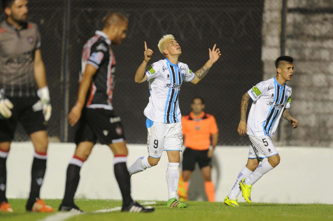 Imagen Reniero festeja su segundo, el tercero el triunfo para Almagro.