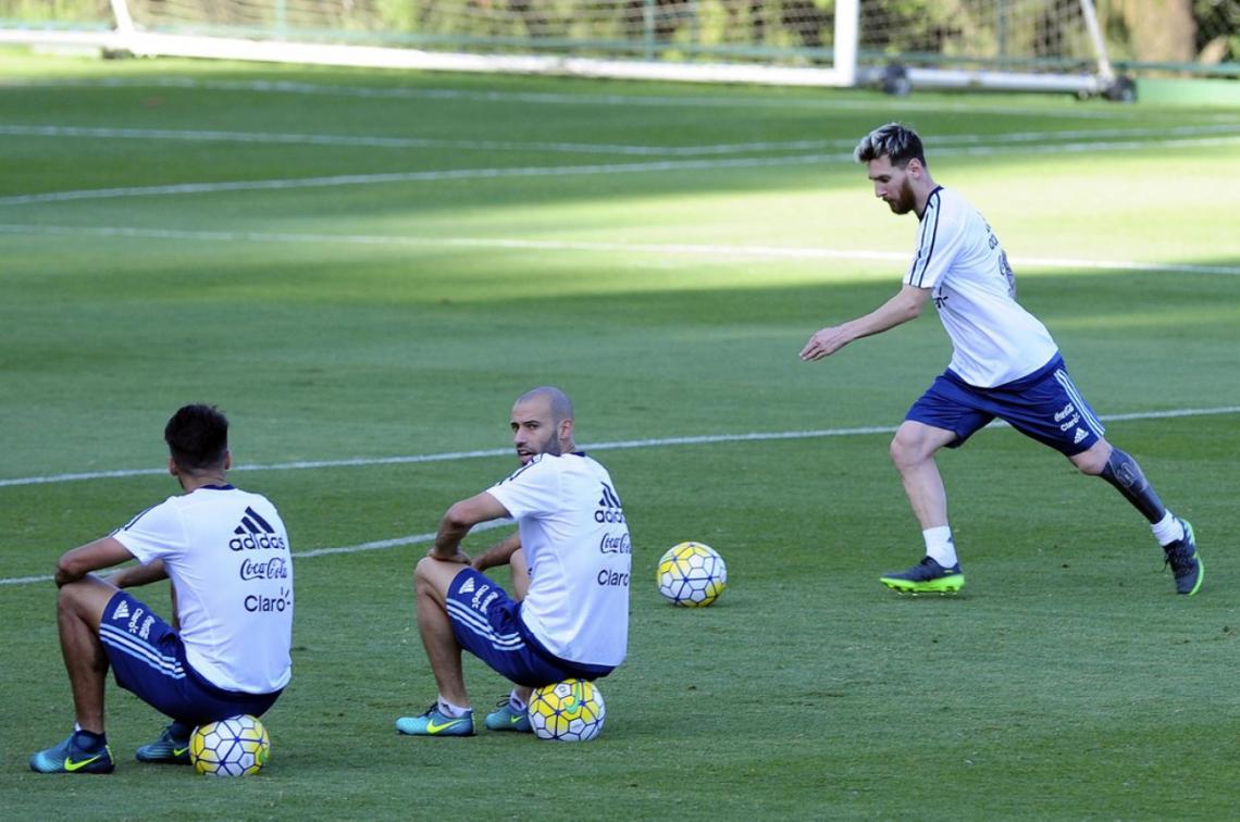 Imagen Messi, pateando en la práctica