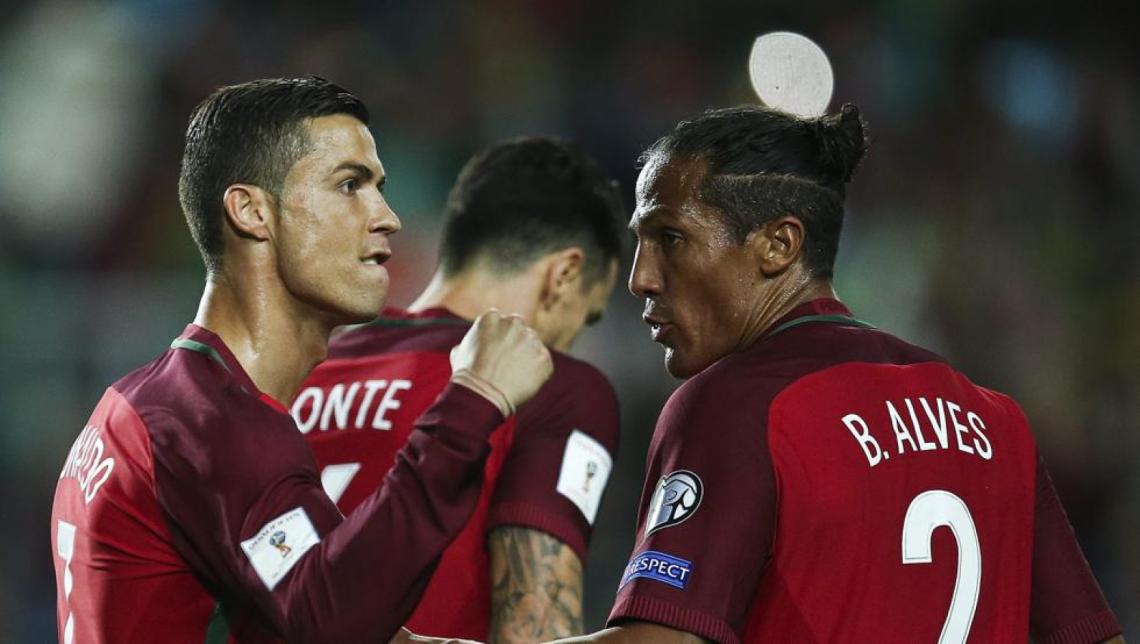 Imagen Cristiano celebra su segundo gol junto a Bruno Alves, autor del cuarto.