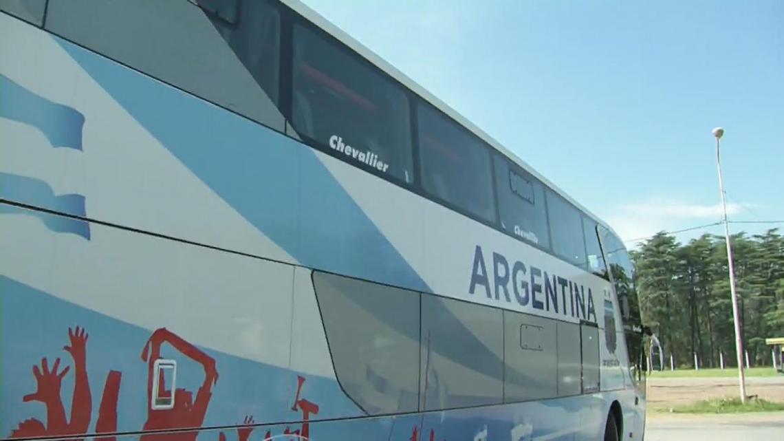 Imagen El micro que llevó al plantel al aeropuerto