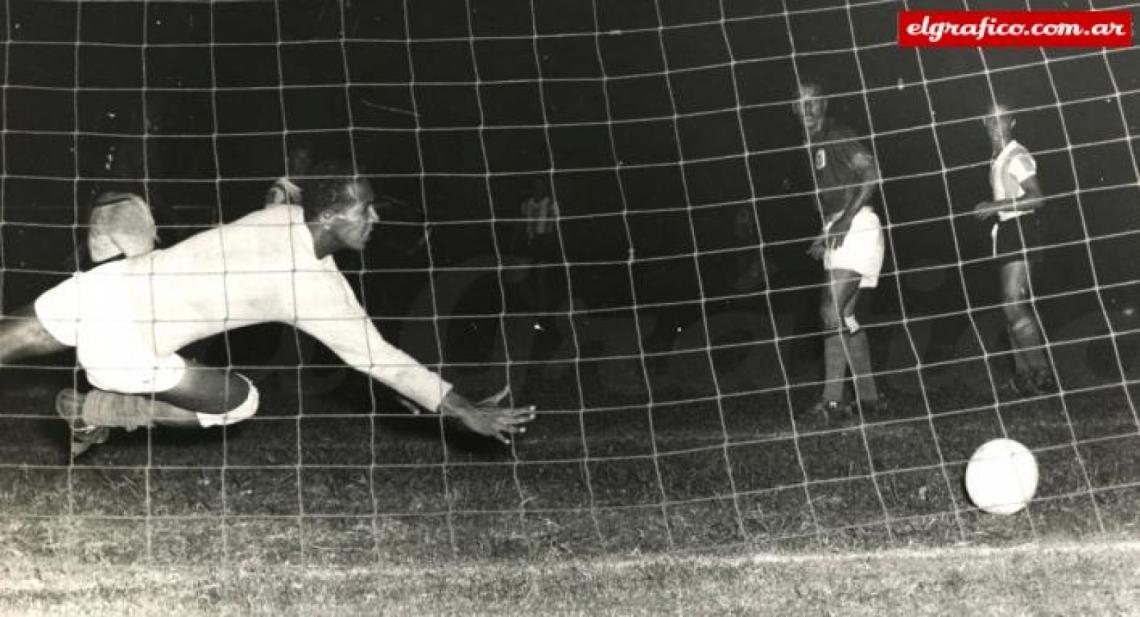 Imagen Cañonazo de Maschio (al fondo) se transforma en el 5to gol. Un joven Sanfilippo palpita la conquista.