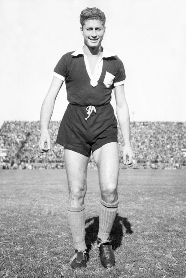 Imagen La estampa de Guidi en un Independiente-Lanús de 1954, con la tribuna colmada como telón de fondo.