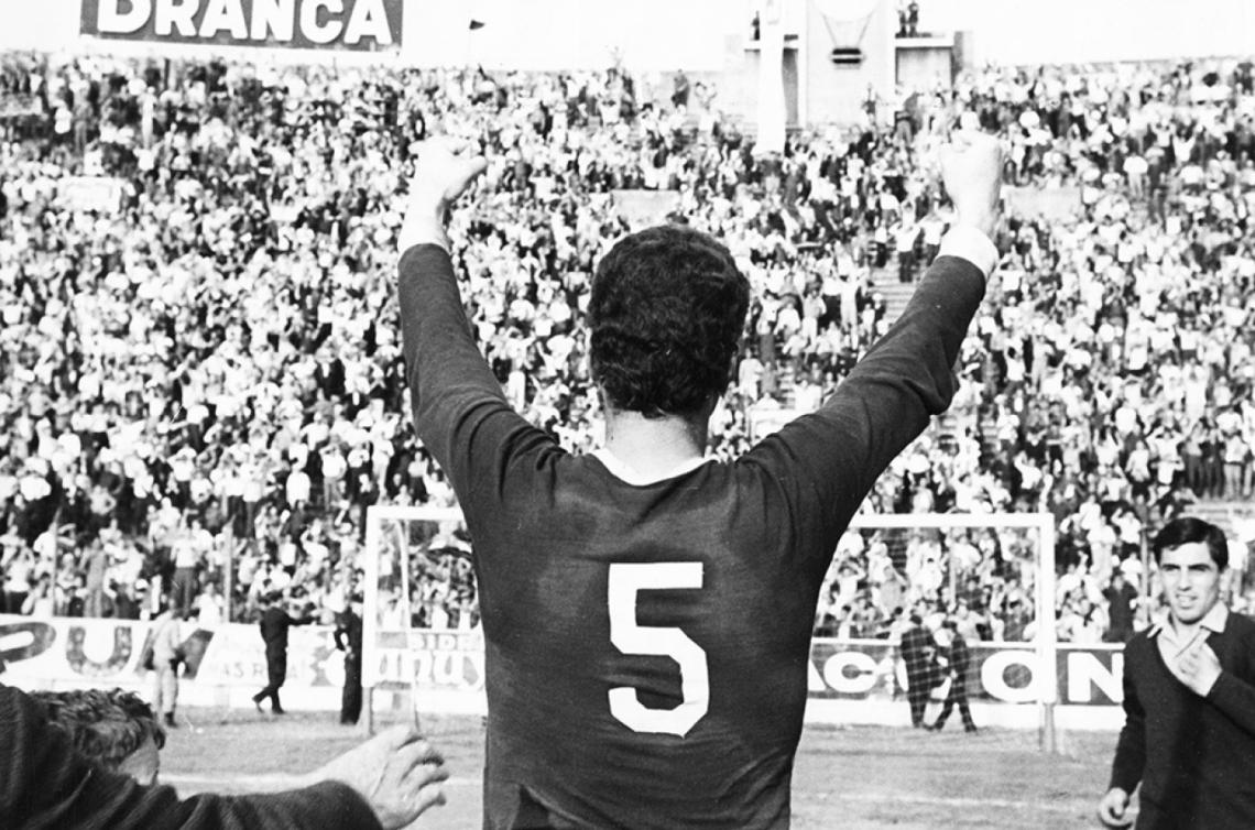 La camiseta 5 y los brazos en alto para saludar a una popular que siempre lo ovacionó.