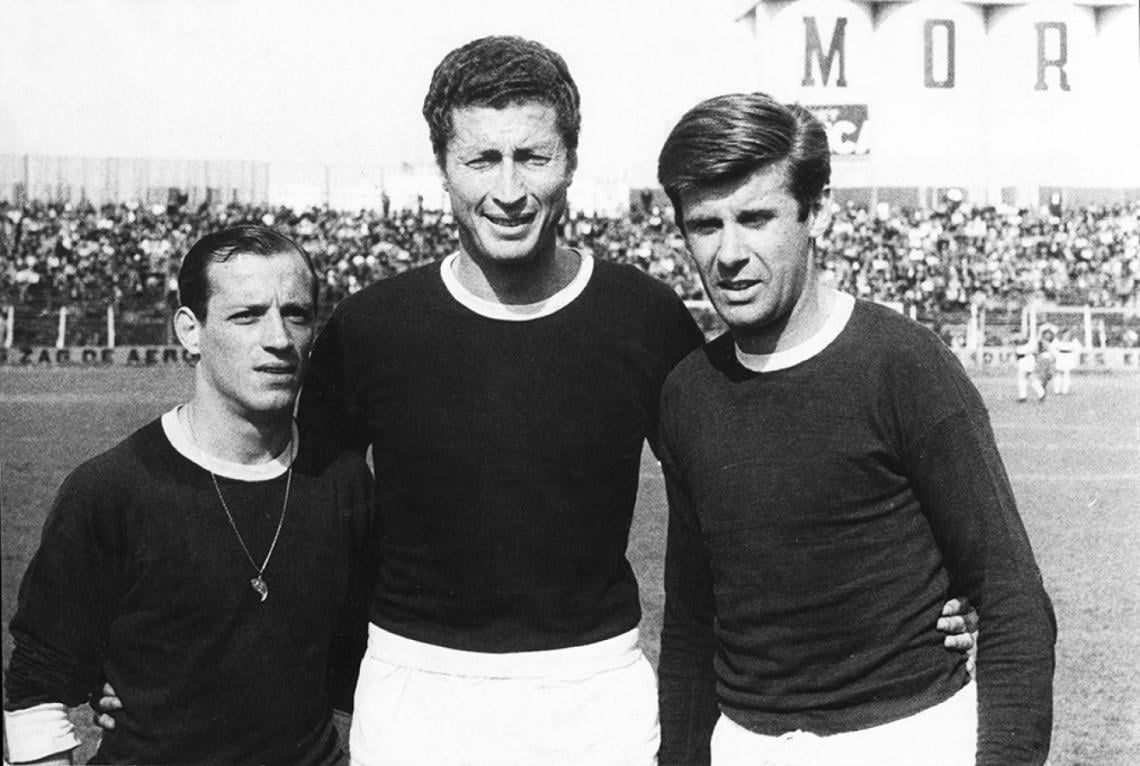 Imagen Con dos compañeros en la previa de un Almagro-Lanús de 1964.