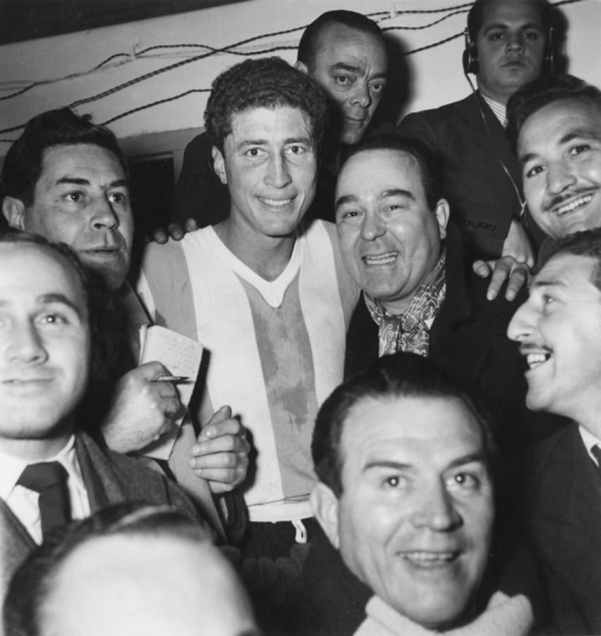 Junto al cantante de tangos Alberto Castillo en un vestuario de la Selección.
