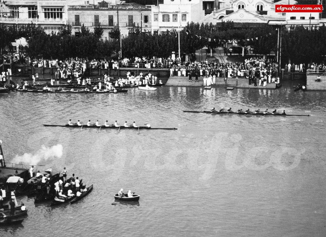 Imagen 1939. Regata en el Tigre: el ocho junior del Tigre Boat Club vence por un bote al del Club San Fernando.
