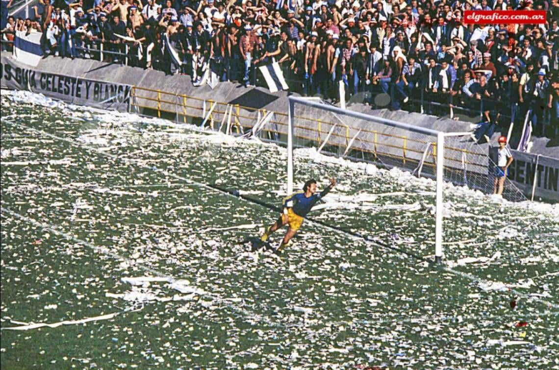 EL GOL DEL CAMPEONATO II: Gáspari sacó el zurdazo. Cuando Ferrero intenta reaccionar, es tarde. El taponazo sacude la red, consagra un triunfador y define un campeonato.
