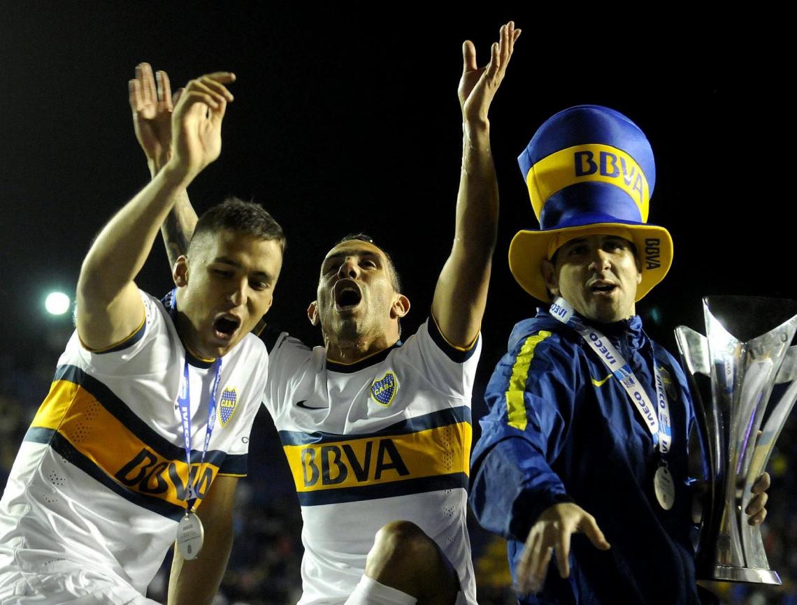 Imagen Tobio y Tevez, festejando un título