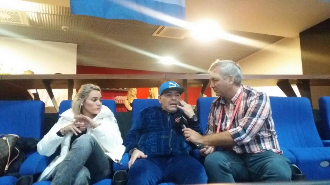 Imagen Maradona, dando la entrevista