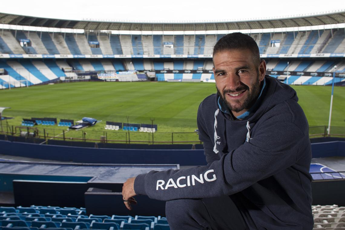 Imagen Lisandro en su segunda casa: el Cilindro. Cuando llegó desde su pueblo, vivió varios años en la pensión del club.