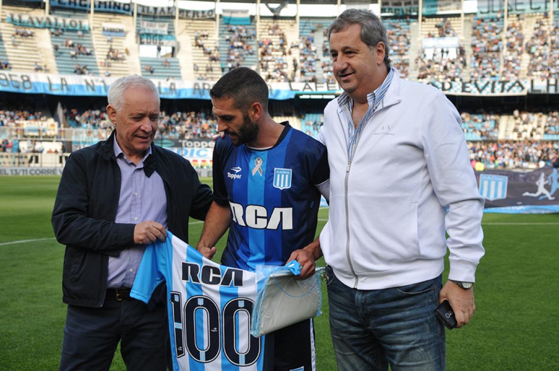 Imagen Fue homenajeado por haber cumplido 100 partidos oficiales en Racing.