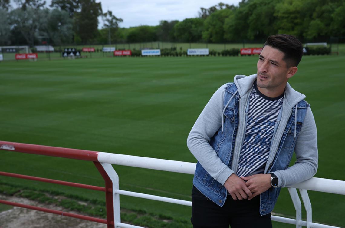 En la tribuna de la cancha principal del predio de River en Ezeiza, donde suele entrenar la Primera.