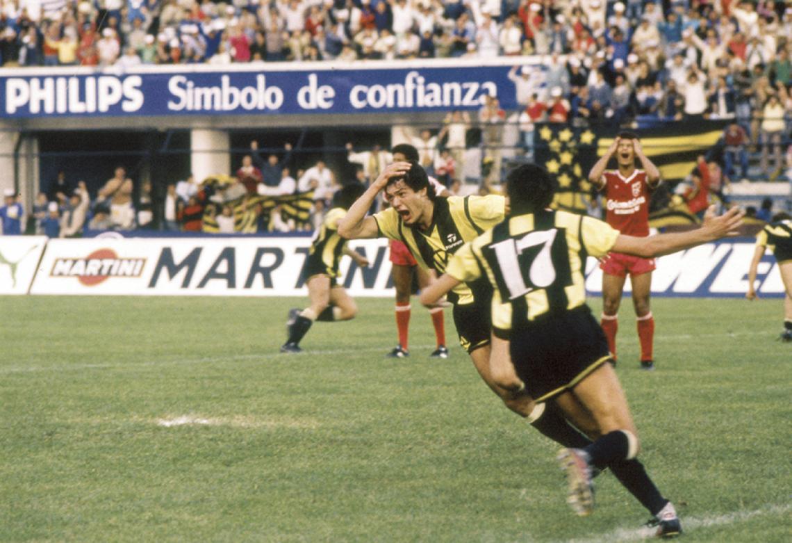 Imagen La epopeya copera con Peñarol, en 1987. Aguirre ya convirtió el gol (casi no se lo ve, sobre la derecha) pero los gestos del jugador de Peñarol y del América son elocuentes.  
