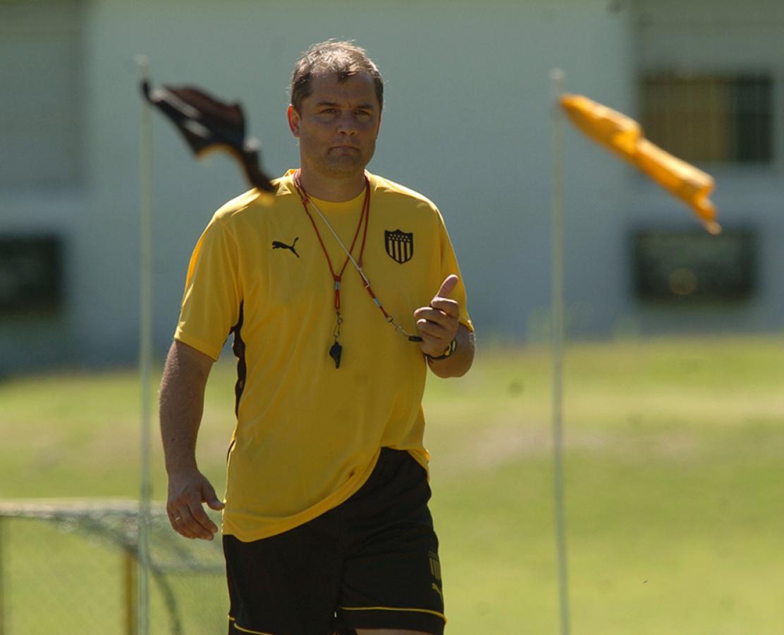 Como DT de Peñarol, con el que fue finalista en 2011.