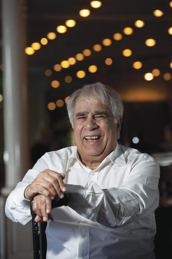 La sonrisa típica del Negro Marchetta, a los 74 años, con el bastón que lo ayuda a moverse.