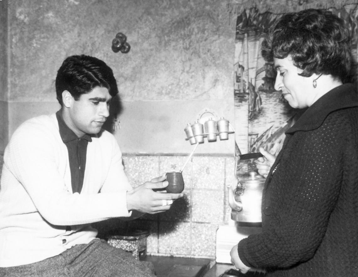 Tomando mate con su querida madre Ana Amelia Salinas, en la nota de El Gráfico. Pedro se quedó sin padre a los 17 años y es hijo único.