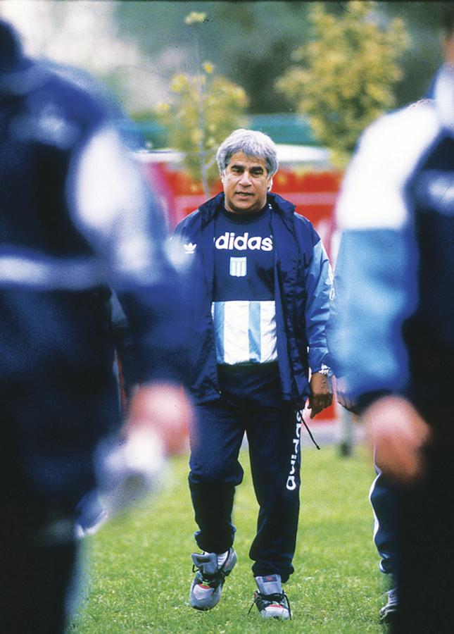 En su segunda etapa en Racing (1995), donde armó un lindo equipo que luego fue subcampeón con Miguel Ángel Brindisi y que debió dejar por diferencias irreconciliables con Daniel Lalín.