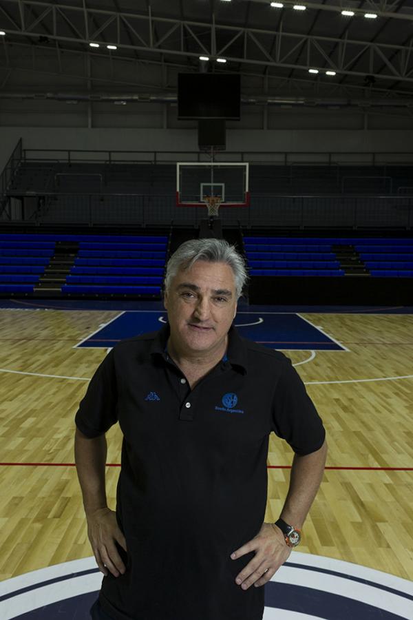 Imagen A los 52 años, posa en el estadio Roberto Pando, en el que su Ciclón, el campeón de la Liga, juega de local.