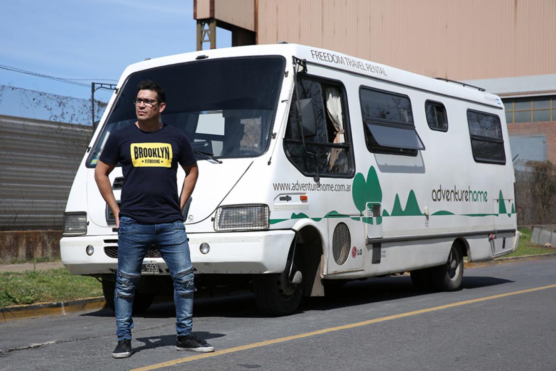 Martínez y su compañero inseparable, el motorhome. Es el inicio de una gran experiencia por todo el país.