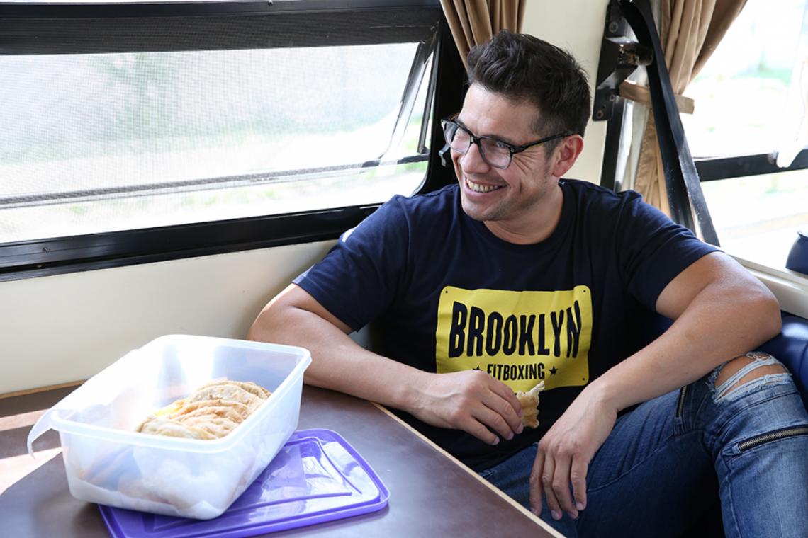 Imagen Charla distendida y tortafritas en el interior del vehículo que será su vivienda hasta febrero. La nueva vida del campeón.