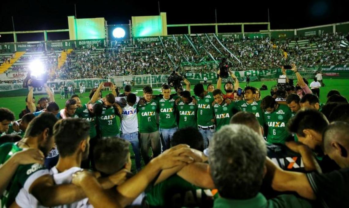 Imagen Los futbolistas del Chapecoense que no viajaron, en el homenaje en el Arena Condá.