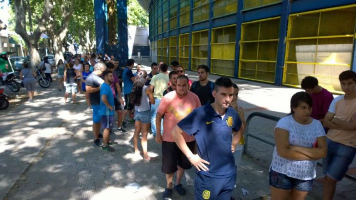 Imagen Los hinchas del Canalla, haciendo fila en el estadio