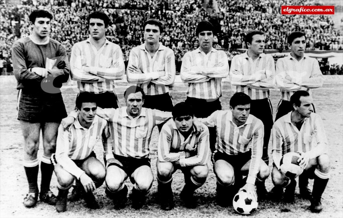 Imagen Arriba: Cejas, Basile, Perfumo, Díaz, Mori y Martin. Abajo: Cardoso, Rulli, Cardenas, Raffo y Maschio. “El equipo de José”.