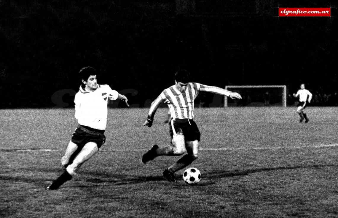 Imagen El “Toro” Raffo en el momento de efectuar el disparo que sería el segundo gol de Racing. Fue el goleador de la Libertadores 1967 con 14 goles.
