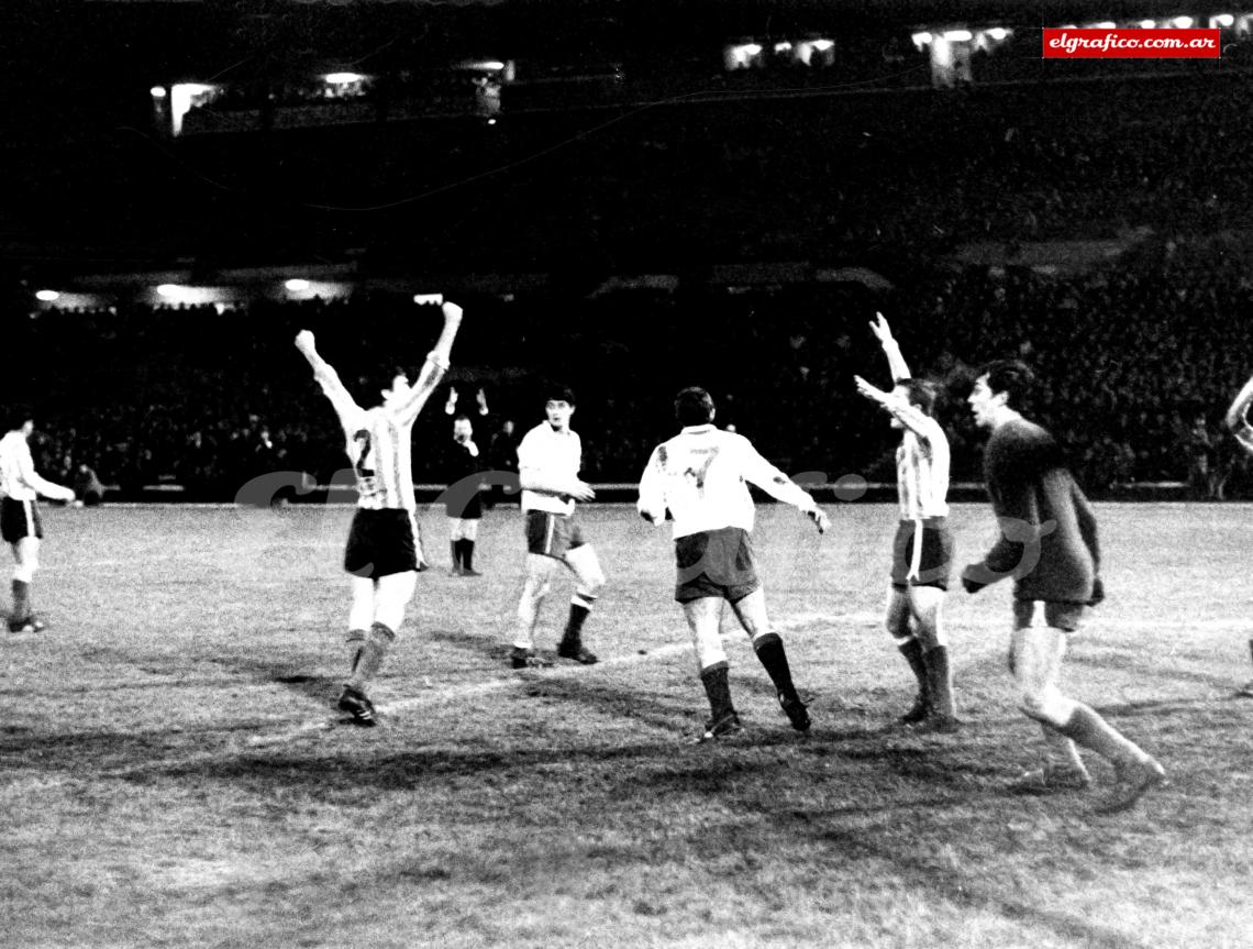 Imagen Instante histórico: córner para Nacional en tiempo cumplido, cuando la pelota esta en el aire el árbitro pita el final.