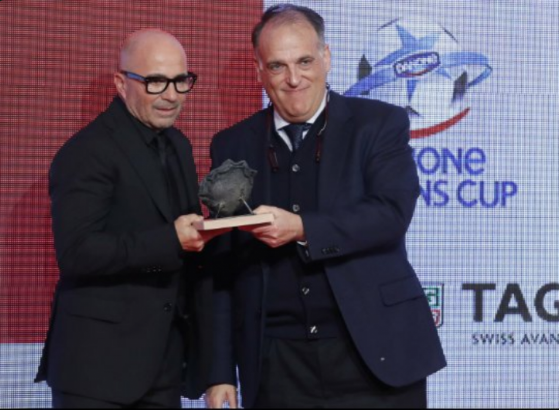 Imagen El premio se lo entregó Javier Tebas, presidente de la Liga.