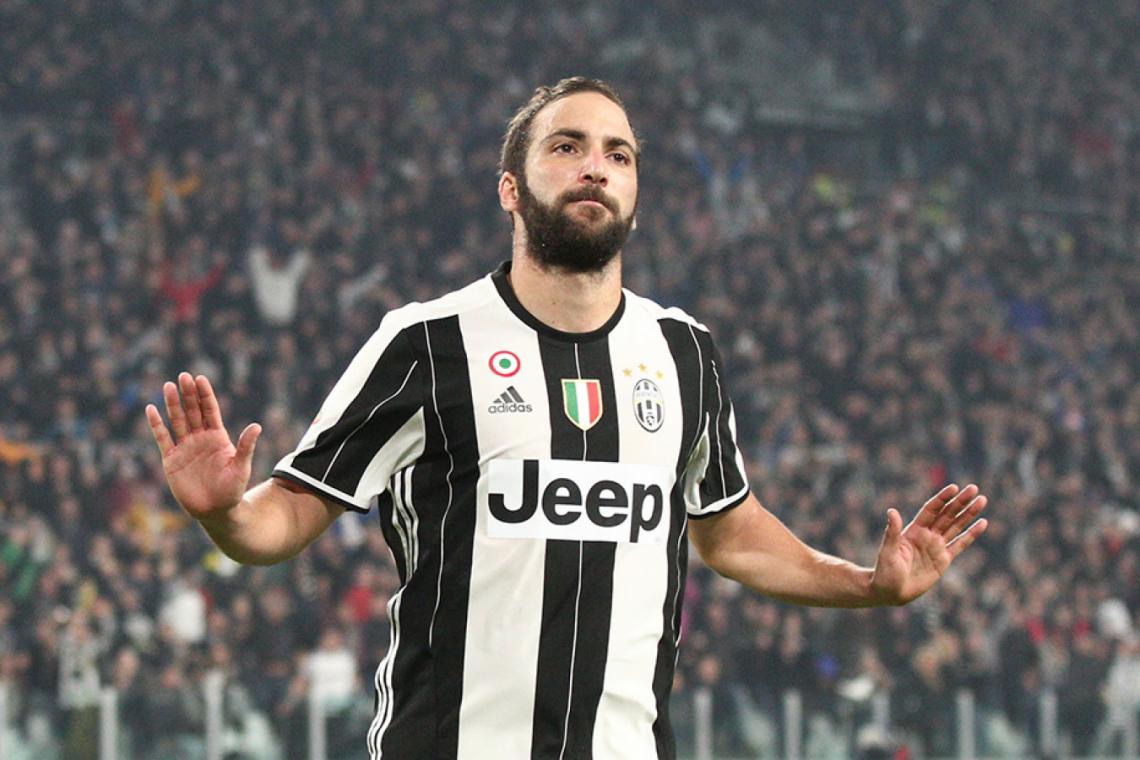 No lo grita. El Pipa le dio la victoria a la Juve ante el Napoli, en la primera ronda (2-1), y no quiso festejarlo. Respeto.