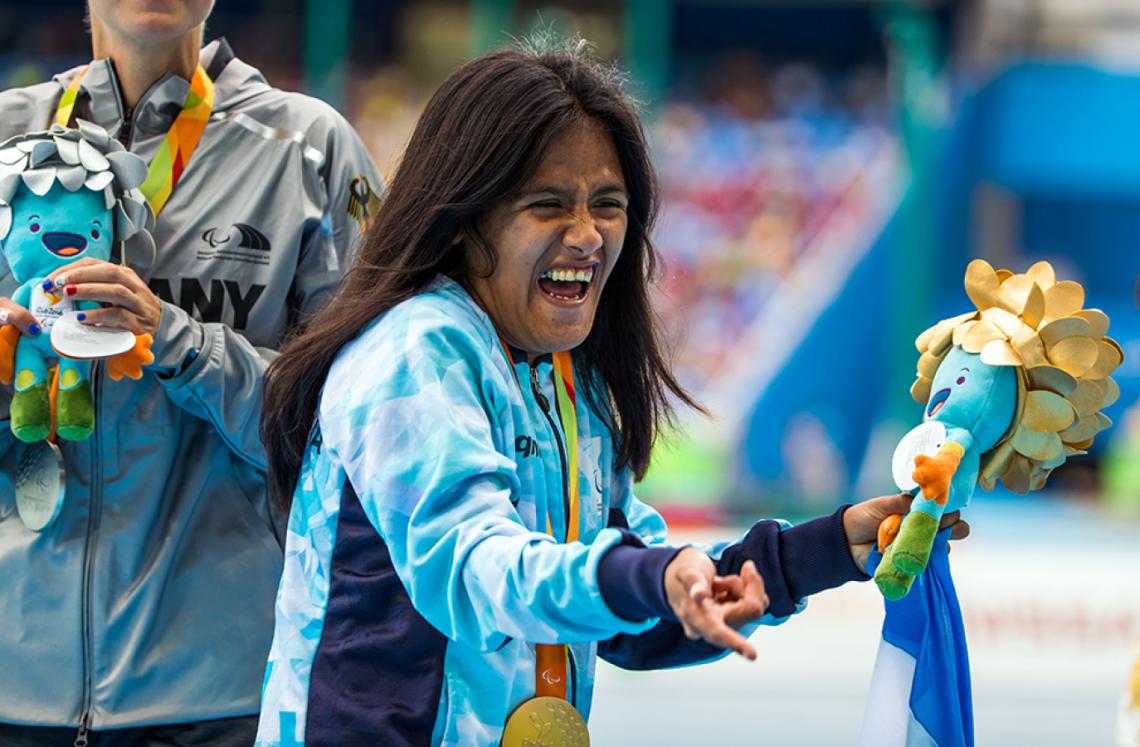 La sonrisa de Yanina, una ganadora serial de medallas en atletismo.